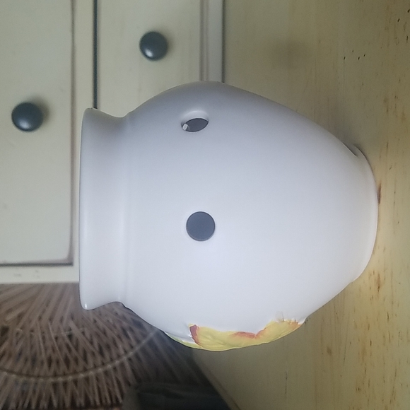 Partylite tart warmer with embossed leaf design. - Picture 3 of 6